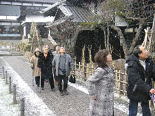 旧青山別邸を見る。雪もなんのそので。