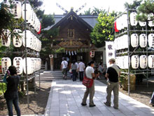 西野神社の秋祭りは人でにぎわう。