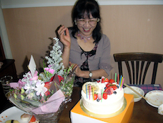 奇麗な花と立派なケーキと笑顔の理事長