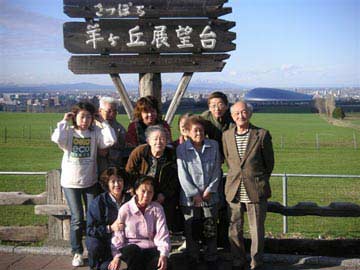 またまた全員そろって記念の写真。右手向こうの札幌ドームを仲間に入れて。