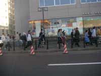コンサドーレ札幌の試合が終わって帰る人たち。札幌ドーム周辺も人、人、人だった。