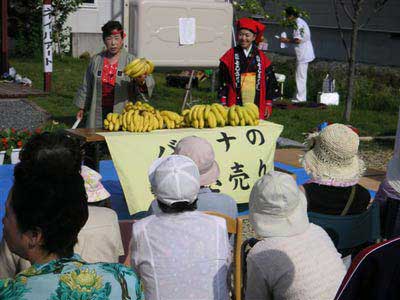 祭りを盛り上げた村上沙榮子さんの熱演。