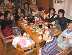 2004年の年越しは花凪家族９人と木村家、宍戸・酒井スタッフの14人で。