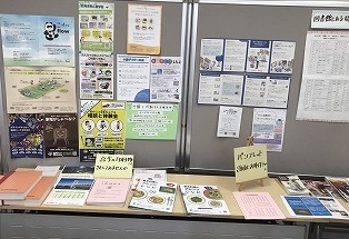 7月に帯広市図書館で行われた。盲導犬と視覚障害の啓発活動のパネル展示の写真です。
