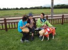 ドリーム・ドルチェのベンチで盲導犬と3名方がアイスクリームを食べている写真です