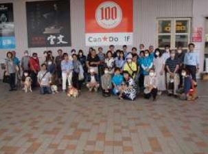 イトーヨーカドー帯広店、玄関前での集合写真です。盲導犬も4頭参加してますね
