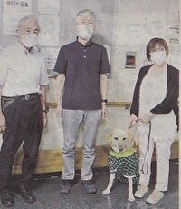 盲導犬ユーザNさんと盲導犬オペラ、鈴木さん、久保さんの写真です。