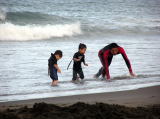 素足や体に感じる水や砂地、子供達の好奇心が次々と海遊びを進化させる。