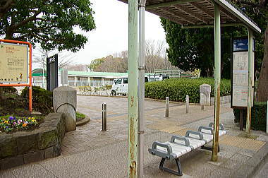バス停と公園入口