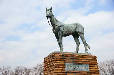 名馬トキノミノル像
