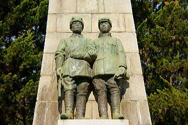 木村、徳田両中尉の記念塔