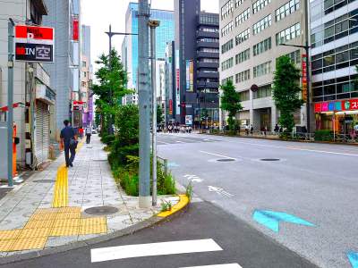 神田駅をあとにして中央通りを進む