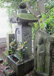 セツさんの墓石の写真